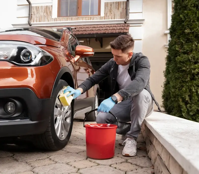 Lavage auto à domicile Eyrein : professionnel intervenant sur un véhicule